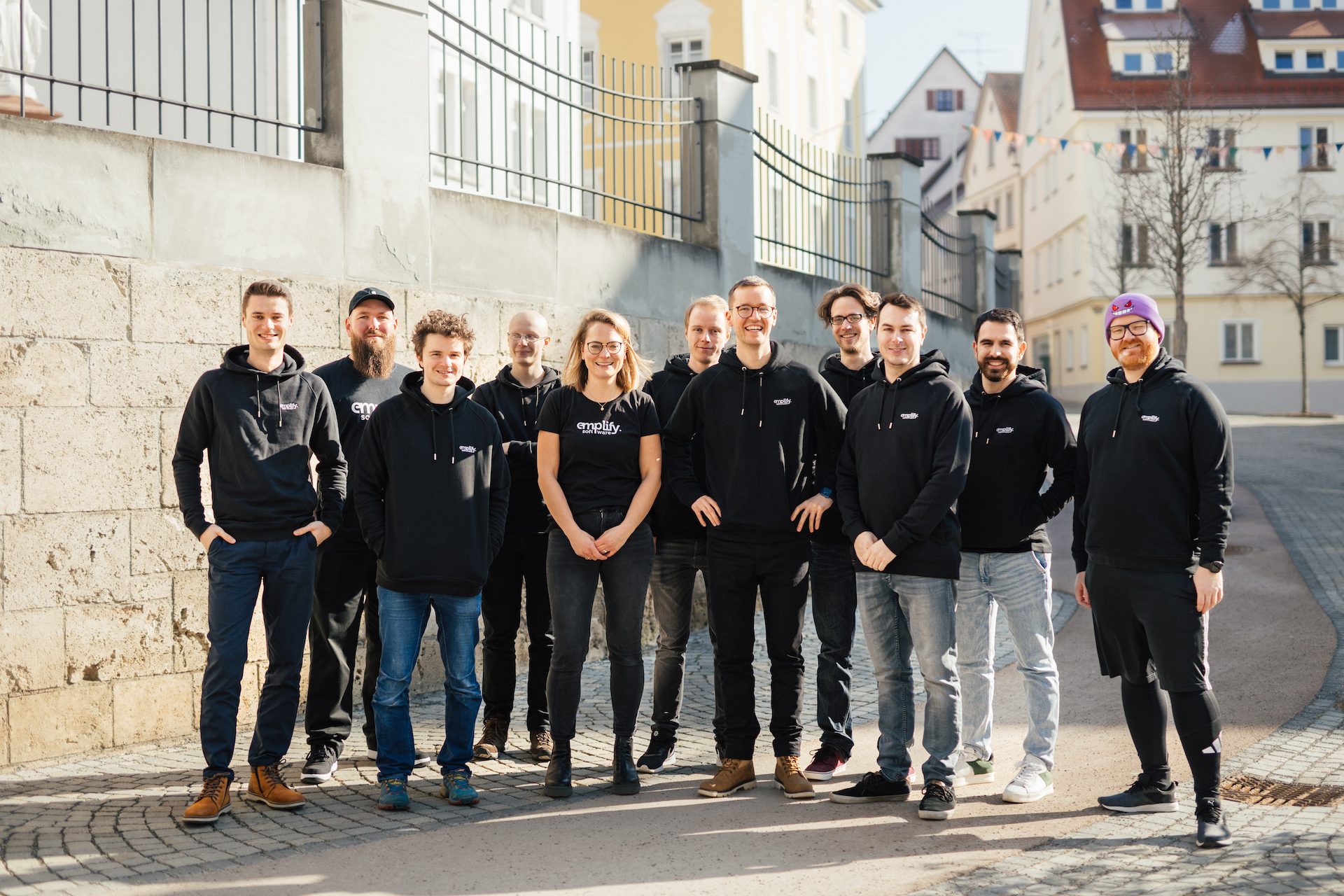 emplify software GmbH Teamfoto stehend draußen
